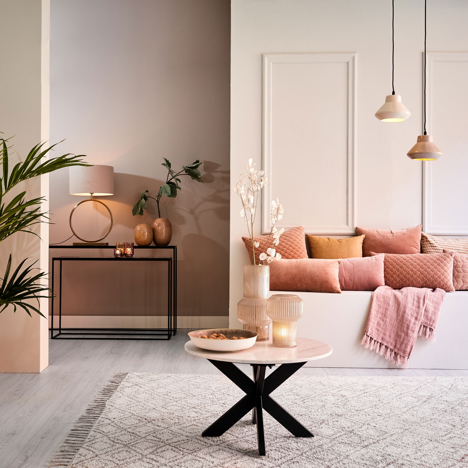 Moderner Wohnraum mit stilvollem Lampenfuß LIVA auf einem schwarzen Konsolentisch, umgeben von eleganten Dekorationen und warmen Farbtönen, seitliche Perspektive.
