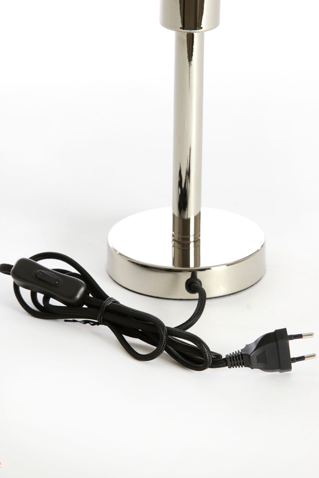 Silberner Lampenfuß mit Kabel und Schalter, seitliche Perspektive