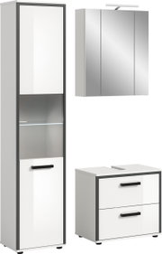 Badmöbel-Set in Weiß mit anthrazitfarbenem Rahmen: Hochschrank mit Glaseinsatz und LED-Licht, Spiegelschrank mit drei Türen und Aufsatzleuchte sowie Waschtischunterschrank mit zwei Schubladen, dargestellt in Frontansicht mit leichter Seitenperspektive