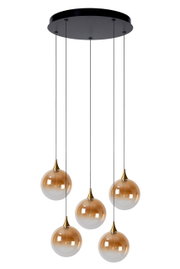 Moderne hanglamp met vijf bolvormige, amberkleurige glazen elementen, opgehangen aan een zwarte kap. Gezien van onderaf.