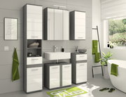 Moderne Badezimmermöbelkombination in grauer und weißer Hochglanzoptik, bestehend aus Hochschrank, Spiegelschrank, Waschbeckenunterschrank und Hängeschrank, frontal abgebildet.