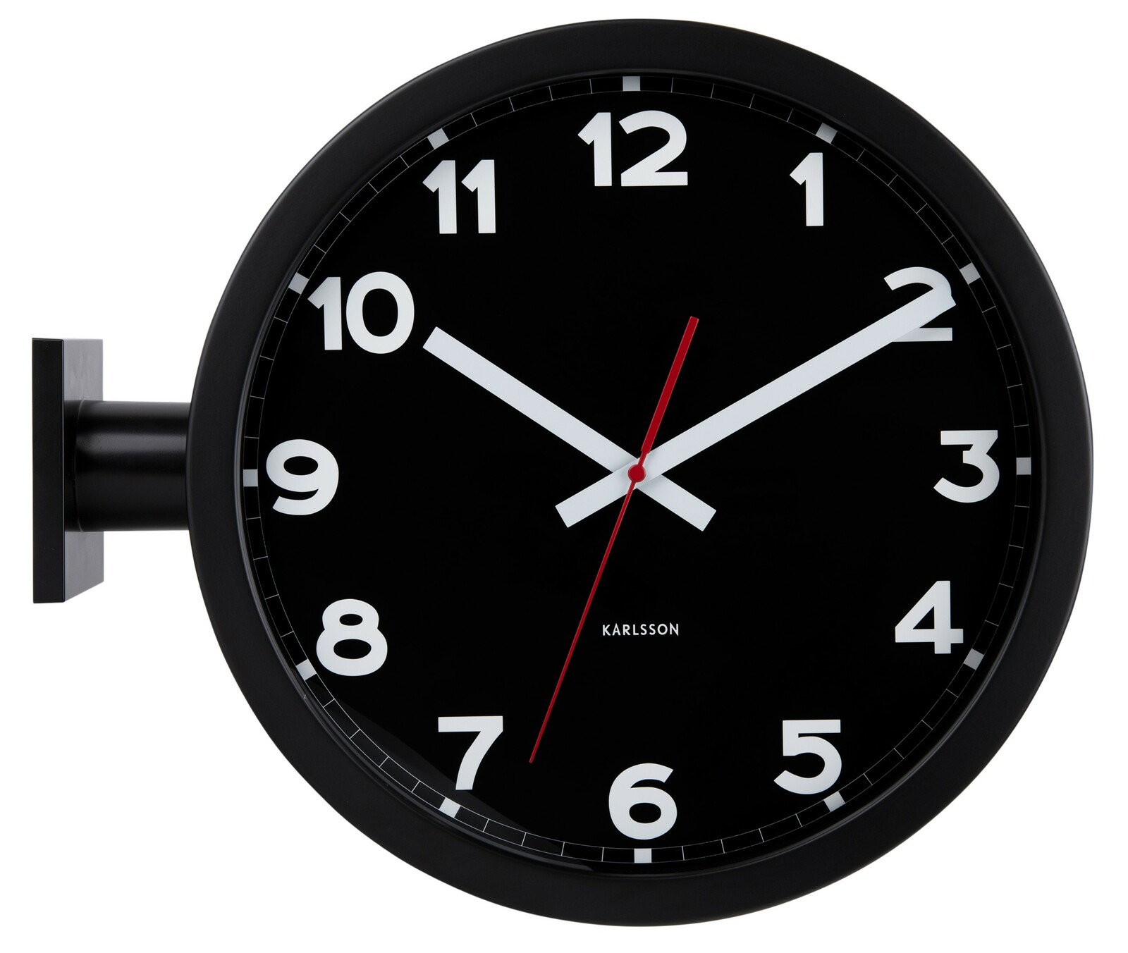 Schwarze doppelseitige Wanduhr mit weißen Ziffern und rotem Sekundenzeiger, seitliche Perspektive