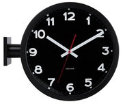 Schwarze doppelseitige Wanduhr mit weißen Ziffern und rotem Sekundenzeiger, seitliche Perspektive