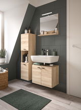 Moderne Badkombination mit Holzoptik, bestehend aus einem Waschbecken mit Unterschrank, einem hohen Schrank und einem Spiegel mit Ablage. Perspektive von schräg vorne.