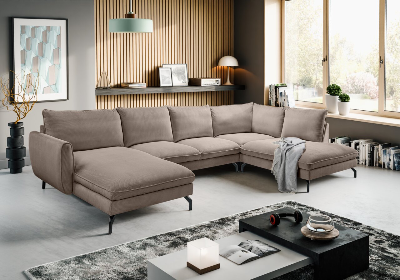 MID.YOU Wohnlandschaft TOTONTO Modernes, taupefarbenes U-förmiges Ecksofa mit Cordbezug, schwarzen Metallfüßen und beidseitigen Ottomane in einem hellen Wohnzimmer; Perspektive: frontale, leicht erhöhte Weitwinkelansicht.