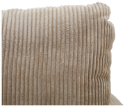 Nahaufnahme eines beigen, gerippten Sofakissens mit weicher Textur.