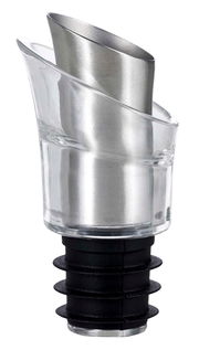 Nahaufnahme eines Ausgießers und Verschlusses aus Metall und Kunststoff, seitliche Perspektive