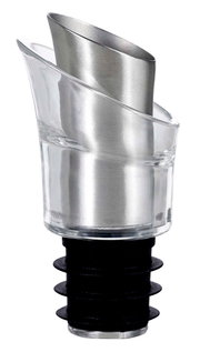 Nahaufnahme eines Ausgießers und Verschlusses aus Metall und Kunststoff, seitliche Perspektive