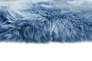 Close-up van een blauwe schapenvacht met een zachte, donzige textuur, gezien vanaf de zijkant