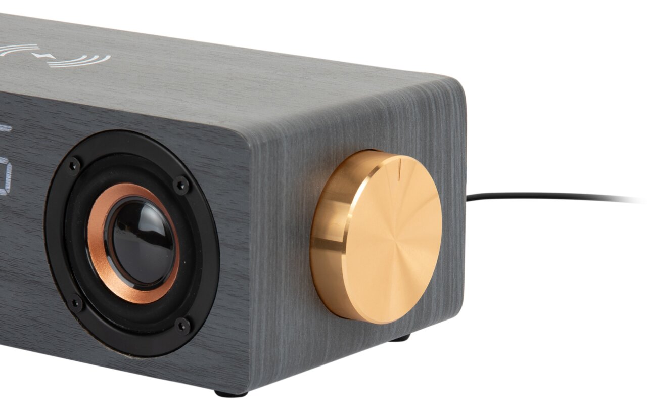 Close-up van een wekkerradio met Bluetooth-luidspreker in houtlook, met een gouden draaiknop en een luidspreker aan de voorkant.