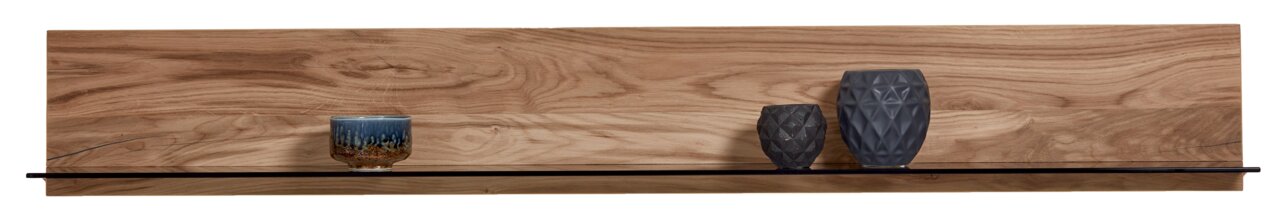 Houten wandpaneel met een smal zwart plankje, waarop drie decoratieve vazen staan. Vooraanzicht.