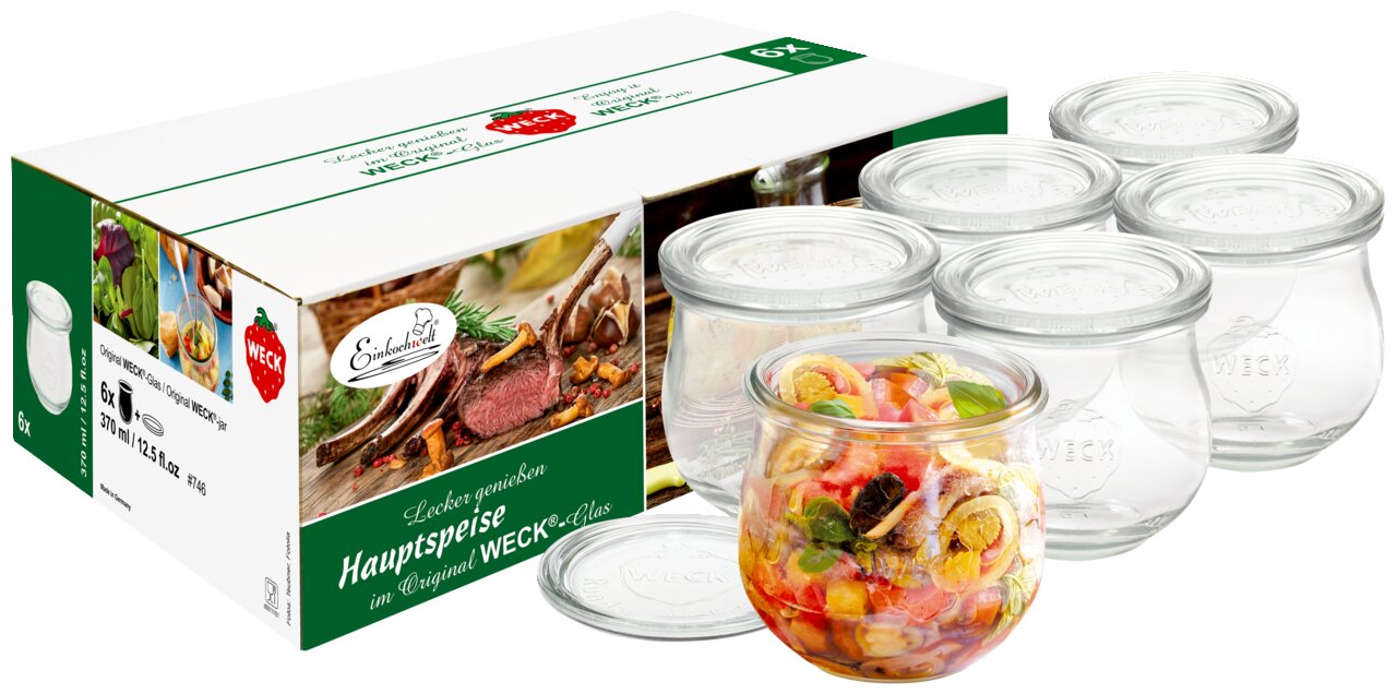 Sechser-Set WECK Hauptspeisengläser, 370 ml, mit einem gefüllten Glas im Vordergrund und Verpackung im Hintergrund, seitliche Perspektive