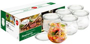 Sechser-Set WECK Hauptspeisengläser, 370 ml, mit einem gefüllten Glas im Vordergrund und Verpackung im Hintergrund, seitliche Perspektive