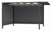 Zijaanzicht van een modern, vrijstaand rolgordijn met een stevig metalen frame en een golvend dak.