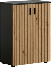 Moderner Schrank/Sideboard in Schwarz mit geriffelter Holzfront und zwei schwarzen Griffen, Produktansicht schräg von vorne links
