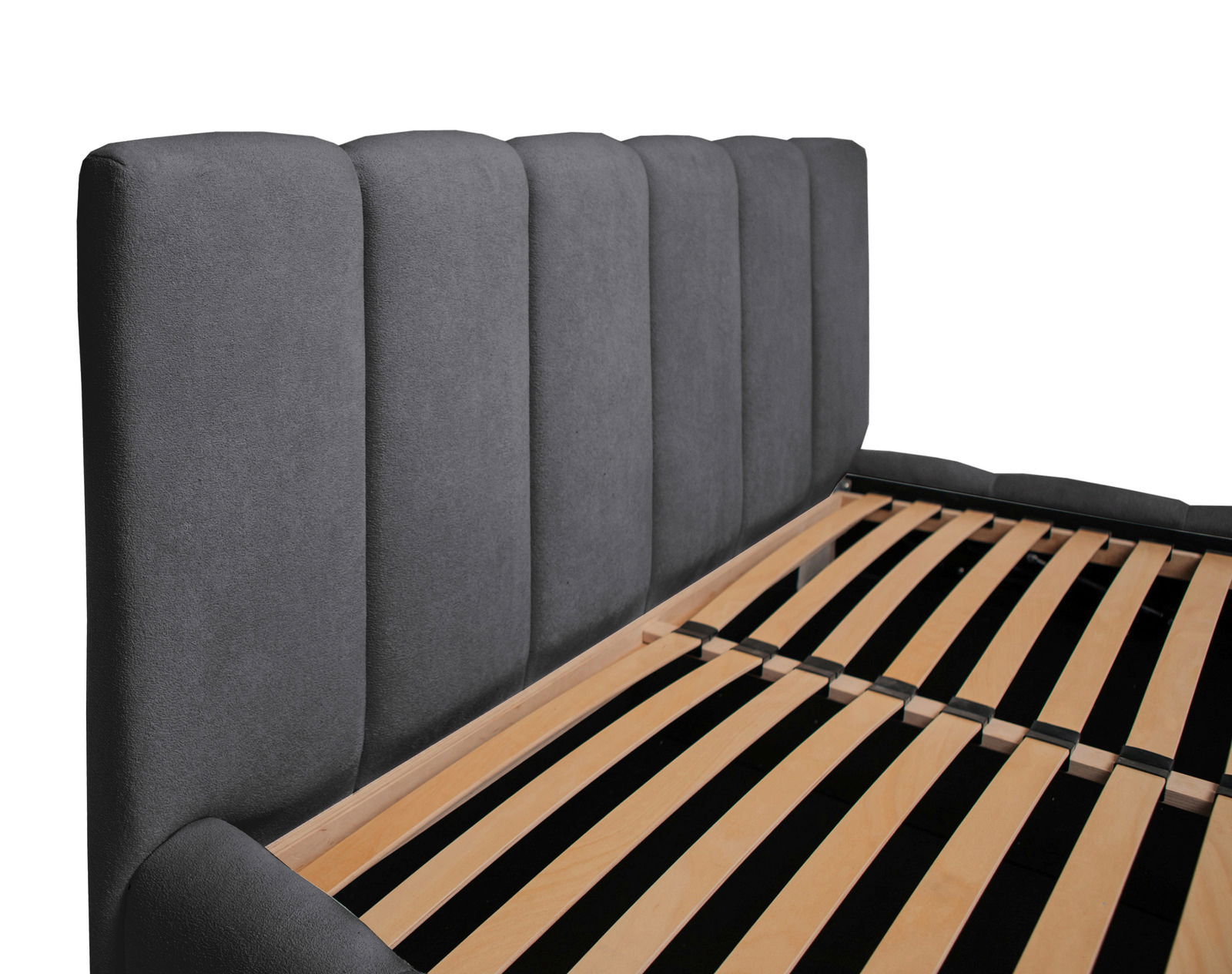 Graues Polsterbettgestell mit vertikal gestepptem Kopfteil, seitliche Perspektive