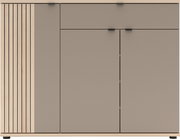 Modernes Sideboard in Holzoptik mit grauen Fronten, links vertikale Lamellenstruktur, mehrere Türen und Klappen mit schwarzen Griffen, Frontansicht