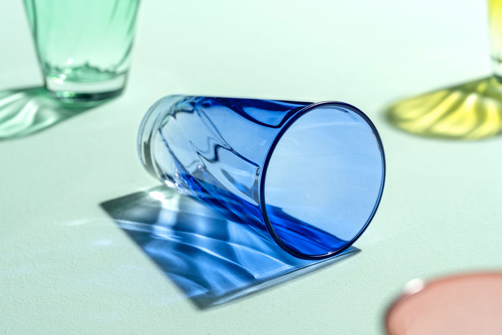 Leonardo Trinkglas TWIST Blaues Trinkglas Twist mit 300ml Fassungsvermögen, liegend auf einer hellen Oberfläche, seitliche Perspektive