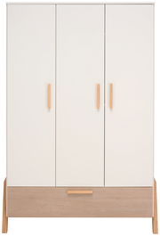 Moderner dreitüriger Kleiderschrank in Weiß mit Holzgriffen, Frontalansicht