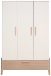 Moderner dreitüriger Kleiderschrank in Weiß mit Holzgriffen, Frontalansicht
