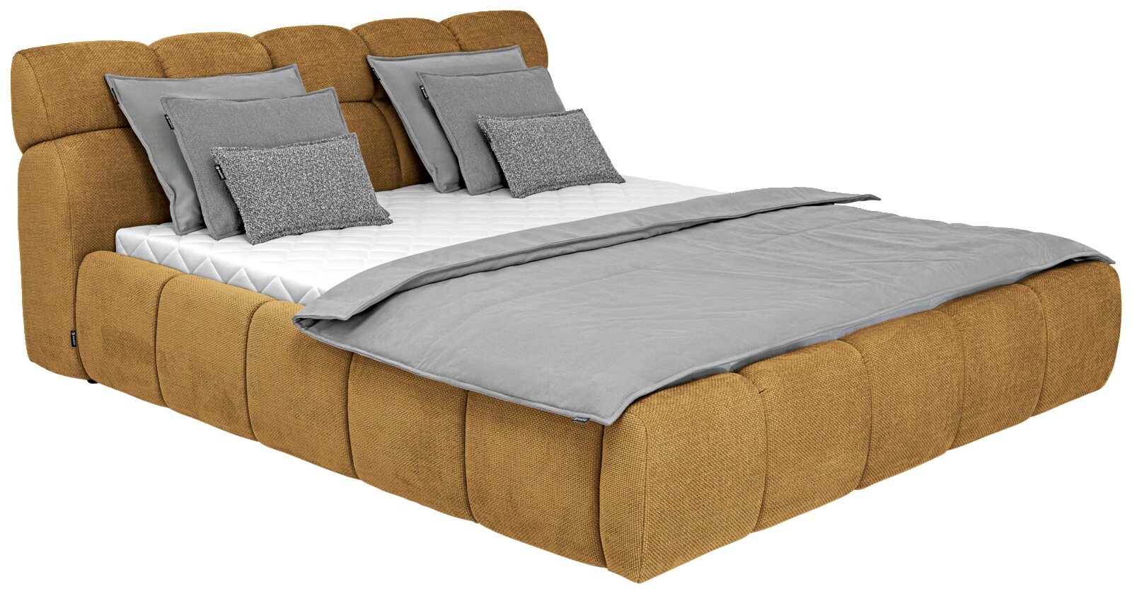 Gestoffeerd bedframe in karamelkleur met grijze kussens en deken, zijaanzicht