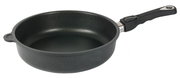 Schwarze Schmorpfanne mit abnehmbarem Griff, seitliche Perspektive