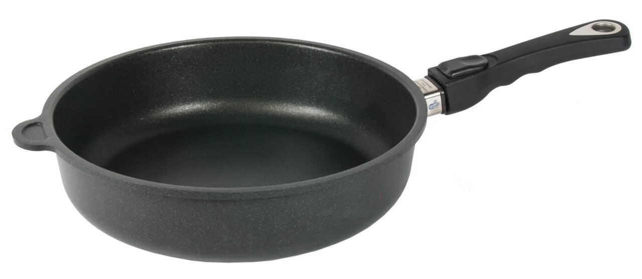 Schwarze Schmorpfanne mit abnehmbarem Griff, seitliche Perspektive