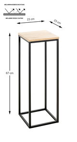 Moderner Beistelltisch mit quadratischer Holzplatte und schwarzem Metallgestell, seitliche Perspektive.