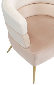 Nahaufnahme eines Sessels mit cremefarbenem und beigem Polster sowie goldenen Beinen, von oben betrachtet.