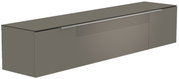 Perspektivische Ansicht eines modernen, grauen XL Hänge-Lowboards mit glatter Oberfläche und horizontalen Linien auf der Front.