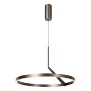 Moderne LED-Pendelleuchte in Ringform aus gebürstetem Metall mit warmweißem Licht, an Kabel und zylindrischem Baldachin aufgehängt, freigestellt in frontaler Ansicht