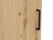 Nahaufnahme einer Holzoberfläche mit natürlicher Maserung und einem schwarzen, modernen Griff an der rechten Seite.