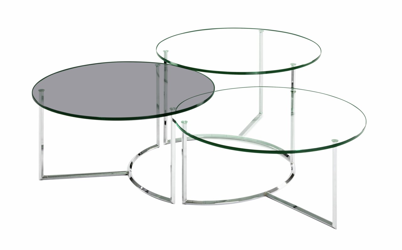 Moderner Couchtisch mit drei runden Glasplatten und verchromtem Gestell, seitliche Perspektive.
