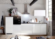 Moderne Küchenzeile in Weiß mit integriertem Backofen, Dunstabzugshaube und Spüle, seitliche Perspektive.