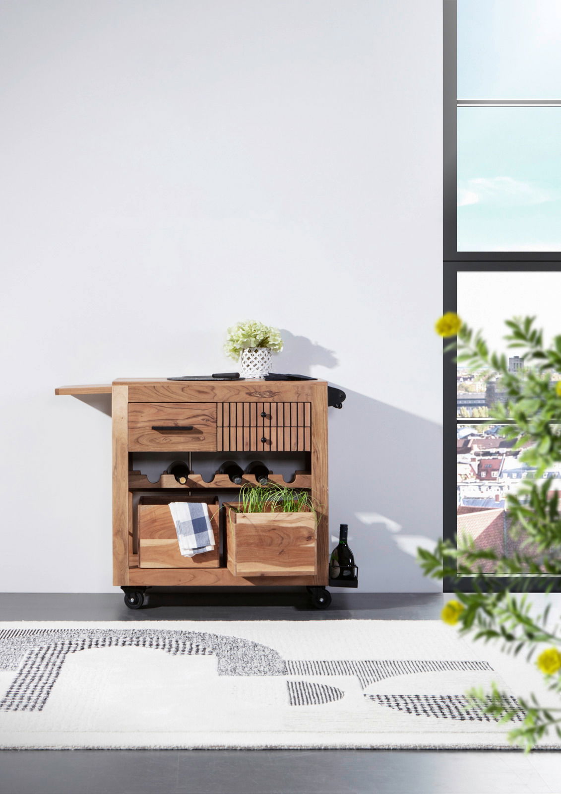 Holz-Servierwagen mit Schubladen, Weinregal und Pflanzenbox, seitliche Perspektive