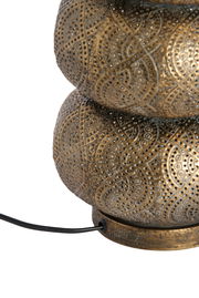 Nahaufnahme einer Tischleuchte mit orientalischem Muster und antikem Messing-Finish, seitliche Perspektive