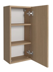 Hängeschrank aus Holz mit geöffneter Tür, zwei Einlegeböden und sichtbaren Scharnieren, Perspektive von vorne links
