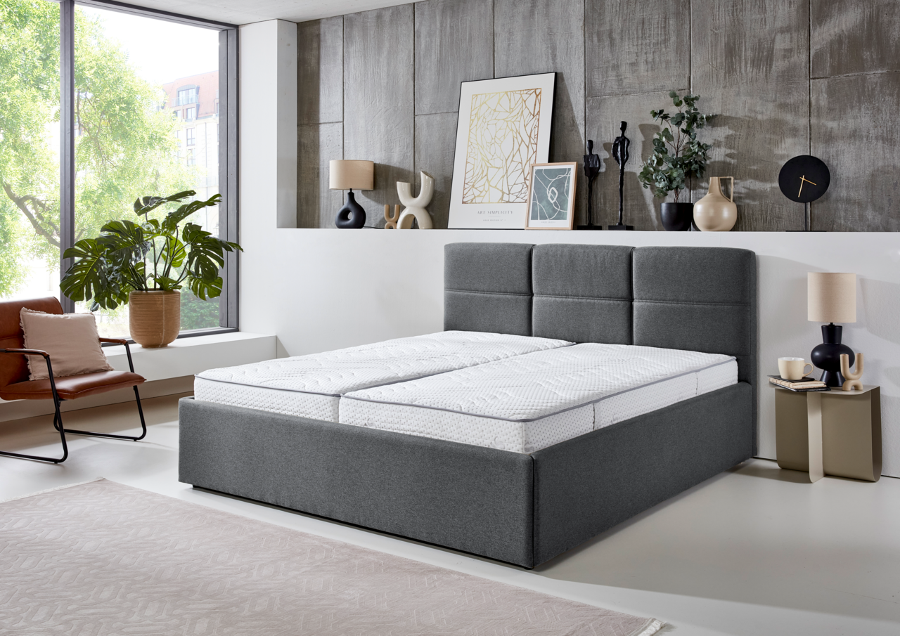 Modernes Polsterbett 180x200 in einem stilvollen Schlafzimmer, seitliche Perspektive