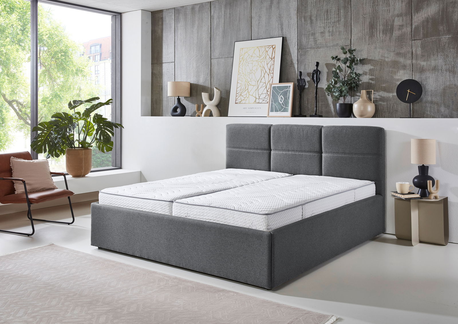 Modernes Polsterbett 180x200 in einem stilvollen Schlafzimmer, seitliche Perspektive