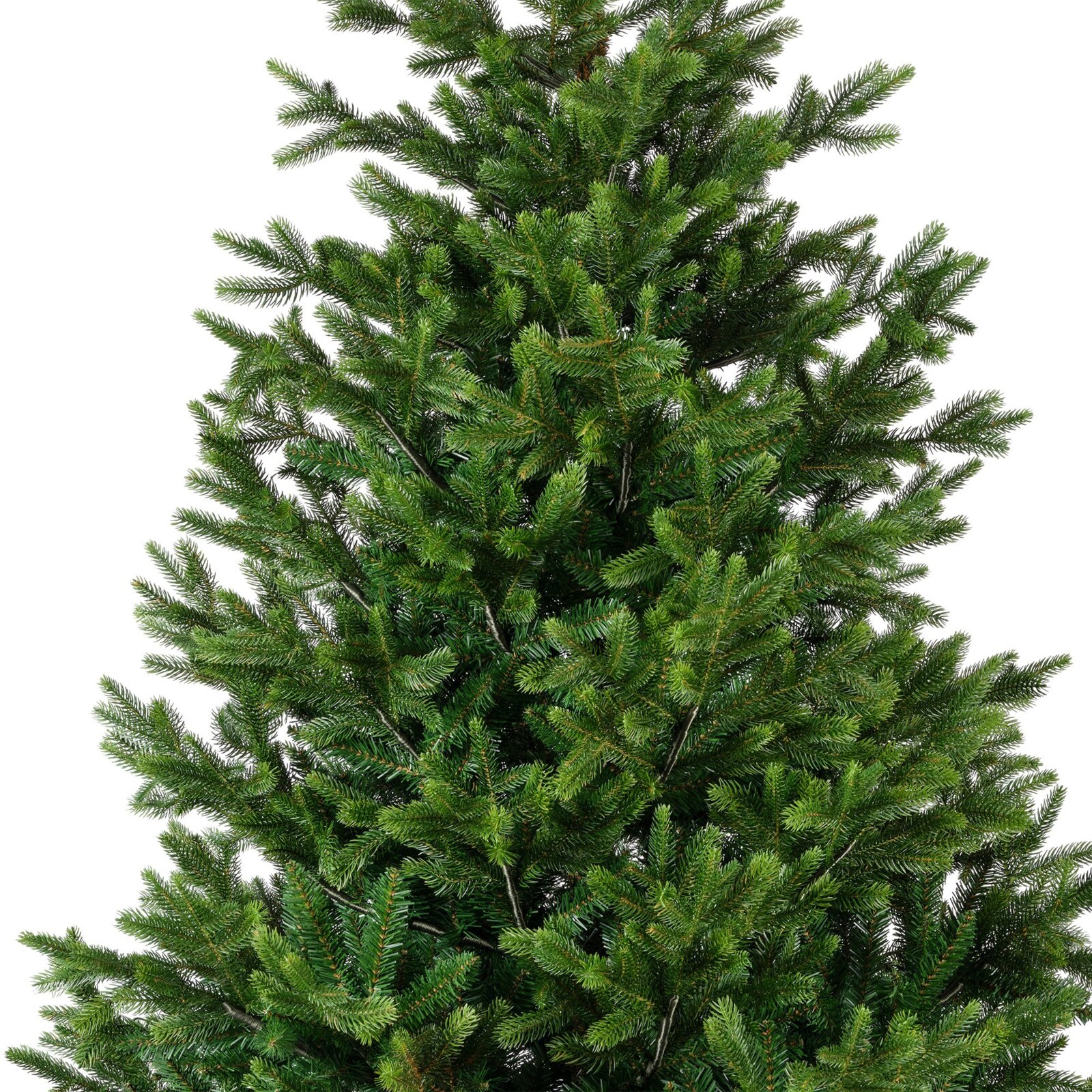 Detailansicht eines dicht benadelten, naturgetreu wirkenden grünen künstlichen Weihnachtsbaums aus frontaler Perspektive vor weißem Hintergrund
