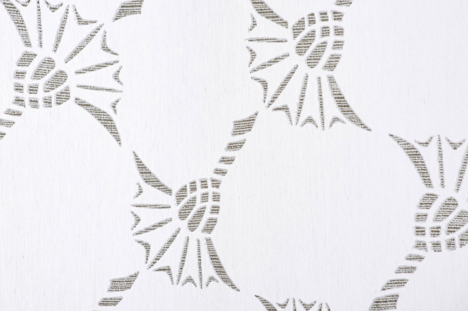 Nahaufnahme eines weißen Ösenvorhangs mit grauem, geometrischem Muster.