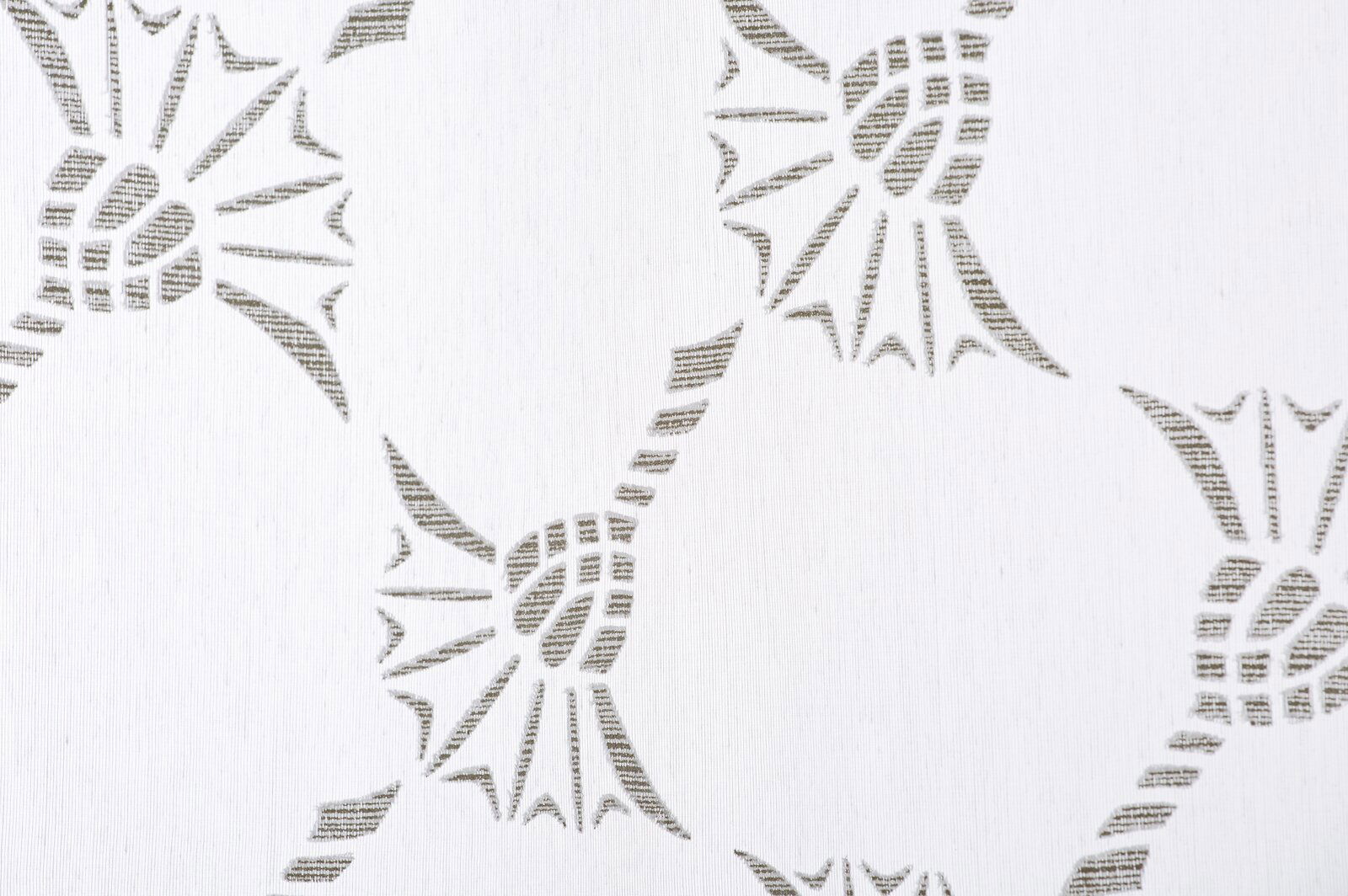 Nahaufnahme eines weißen Ösenvorhangs mit grauem, geometrischem Muster.