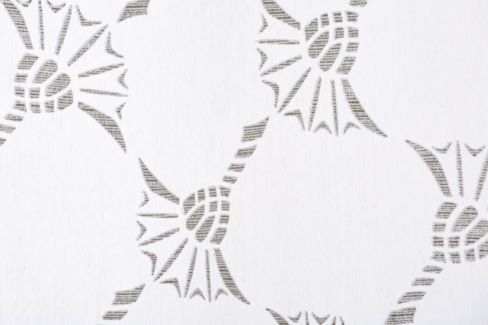 Nahaufnahme eines weißen Ösenvorhangs mit grauem, geometrischem Muster.