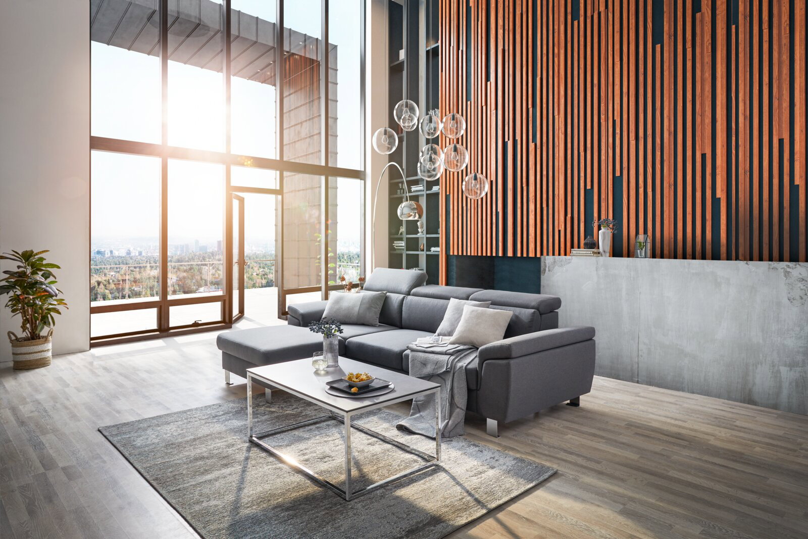 Moderne graue Rundecke in einem stilvollen Wohnzimmer mit großen Fenstern und Holzwandverkleidung, seitliche Perspektive.