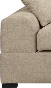 Nahaufnahme der linken Armlehne eines beigen Stoffsofas mit grob gewebter Struktur, sichtbaren Nähten, Sitz- und Rückenkissen sowie schwarzem Fuß, Seitenansicht