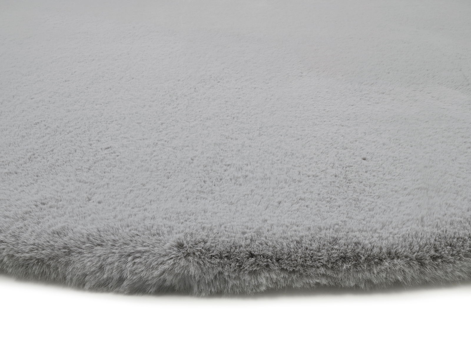 Grauer Fellteppich in Nahaufnahme, seitliche Perspektive