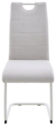 Gepolsterter Esszimmerstuhl mit hellgrauem Stoffbezug, weißem Metallgestell und Griffaussparung in der Rückenlehne, Frontalansicht