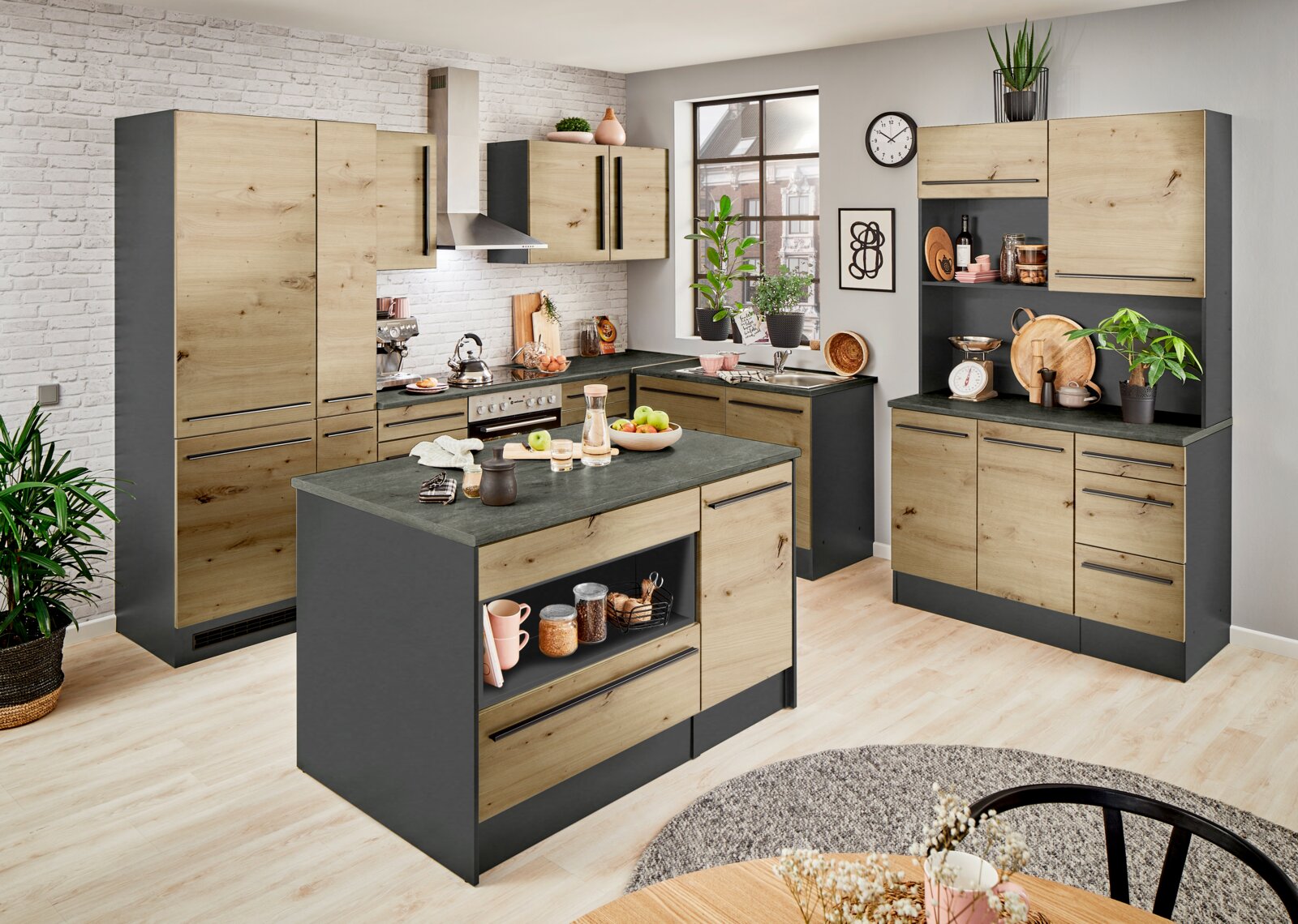Moderne keuken met hout- en grijstinten, kookeiland in het midden, kasten en planken, zijaanzicht