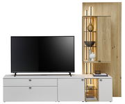 Moderne Wandkombination mit weißem TV-Schrank und Holzregal, frontal betrachtet.