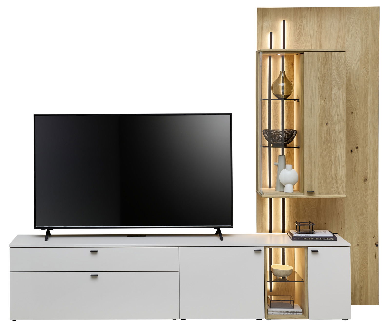 Moderne Wandkombination mit weißem TV-Schrank und Holzregal, frontal betrachtet.